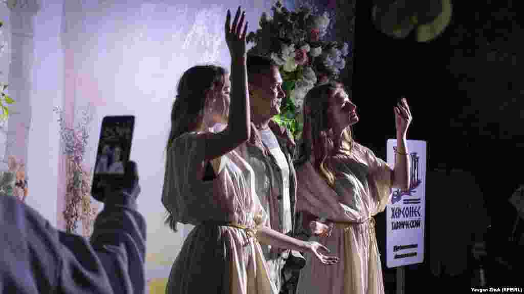 Зрители снимали на телефон не только представление, но и себя 