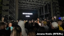 Gosti festivala stoje u tišini u pomen 16 žrtava nesreće na novosadskoj Železničkoj stanici, 10. jul 2025.