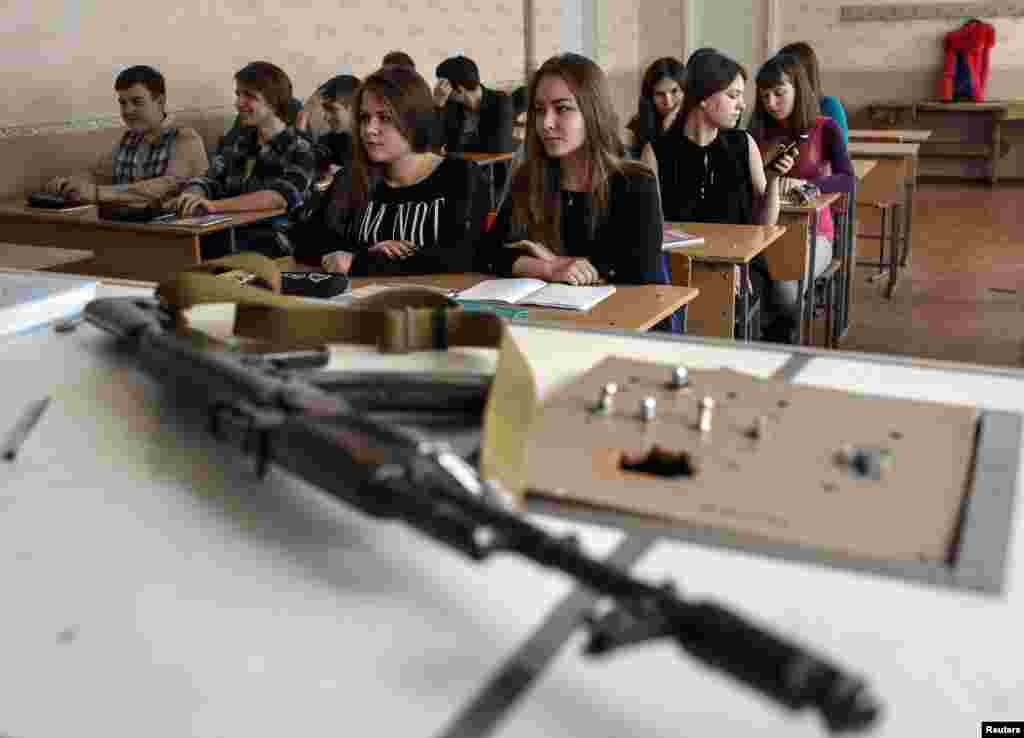 Студенти на уроці базової військової підготовки у Слов'янську, 9 лютого 2015 року