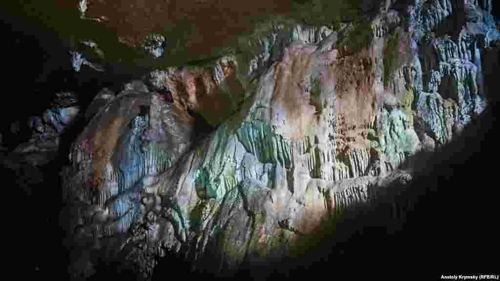 Сталактиты древней пещеры