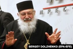 Кардинал Української греко-католицької церкви (УГКЦ) Любомир Гузар (1933–2017) під час пресконференції у Києві, 10 лютого 2011 року. Глава УГКЦ – родич Любомира-Ежена Гузаря, вони були троюрідними братами