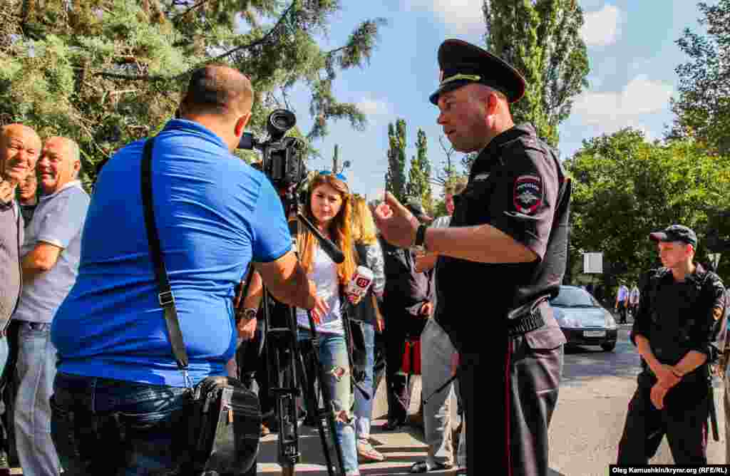 Так же «полицейские» выгоняли журналистов, угрожая им арестом, если не разойдутся 