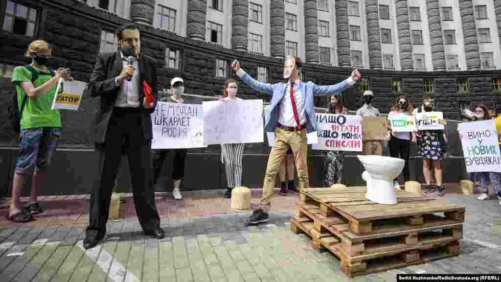 Перед  будівлею Кабміну встановили унітаз із написом «Для дипломів від Шкарлета»