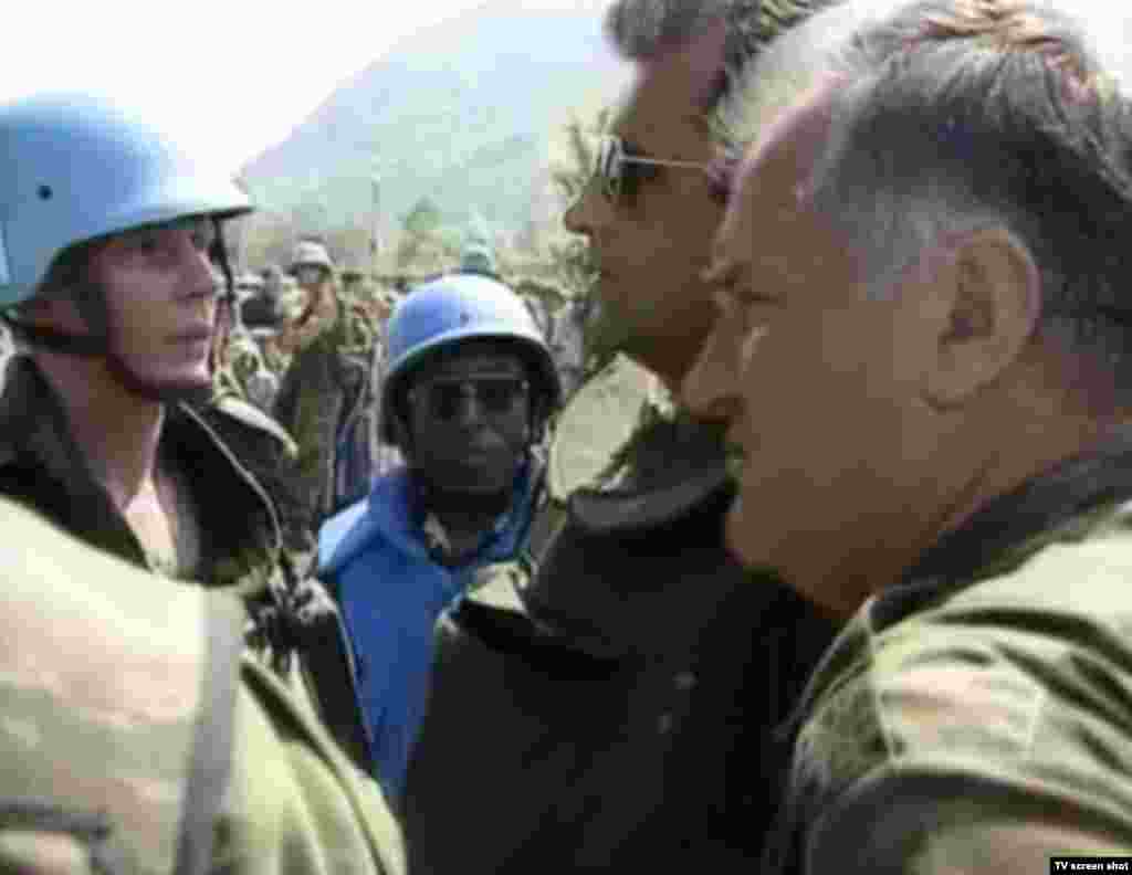 Ratko Mladić u Srebrenici, juli, 1995.