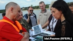 Займище, май 2015 года. Юлия Файзрахманова передаёт первому заму главы Минэкологии РТ Рустему Камалову предложения защитников Волги.