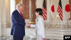 Прем'єр-міністр Японії Санае Такаїчі (праворуч) вітає президента США Дональда Трампа в гостьовому будинку Акасака в Токіо, 28 жовтня 2025 року.