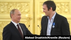 Президент Росії Володимир Путін (ліворуч) вітає хокеїста Олександра Овечкіна після перемоги Росії на чемпіонаті світу з хокею серед чоловіків у 2014 році
