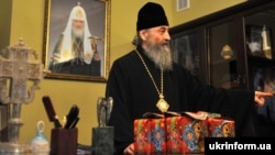 Голова УПЦ (Московського патріархату) митрополит Онуфрій у своїй резиденції в Києво-Печерській лаврі. А на стіні – портрет Московського патріарха Кирила, глави Російської православної церкви. Київ, 4 січня 2017 року