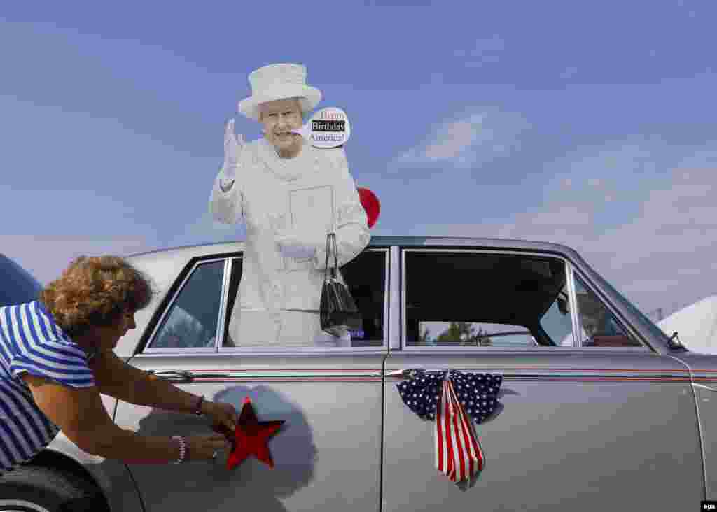 Картонні зображення британської королеви Єлизавети ІІ вітали американців із Днем незалежності США