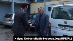 Зустріч біля Червоного Хреста в Дахау. Праворуч – голова Івано-Франківського товариства Червоного Хреста Валерій Старченко