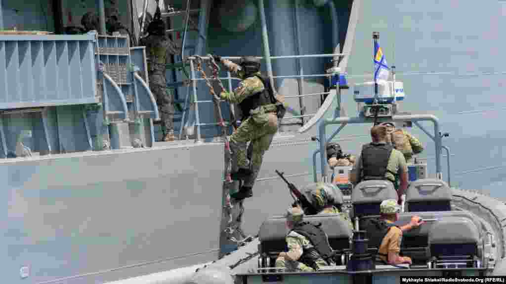 Висадка проходить без ускладнень. Всього «захоплює» корабель близько 15 спецназівців