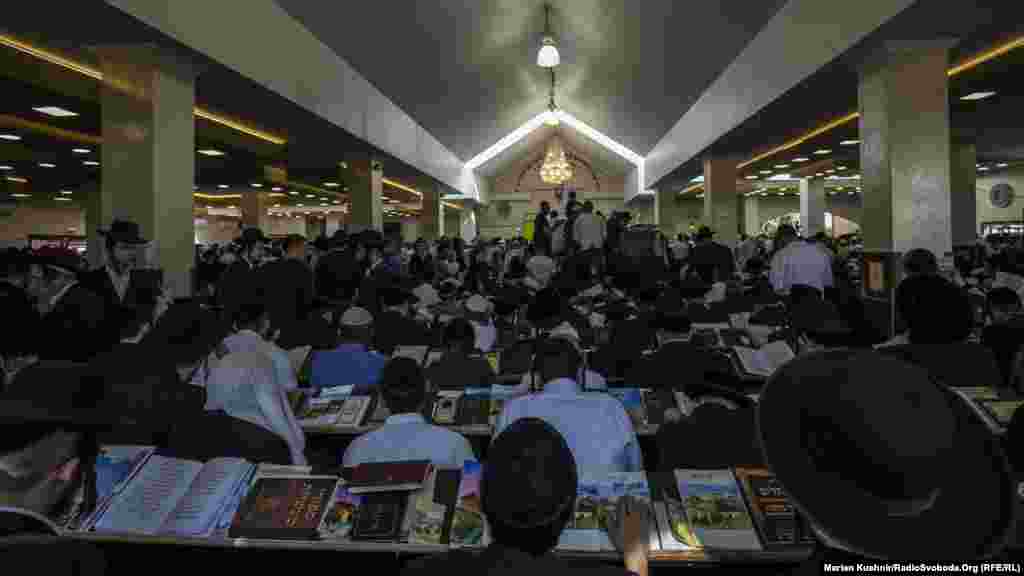 Це приміщення було побудовано над місцем поховання ребе Нахмана – тут одне з головних місць для молитов в усі дні Рош-га-Шана. Деякі приїжджають сюди також протягом року