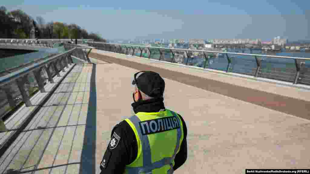 Пустує і пішохідний скляний «міст Кличка»