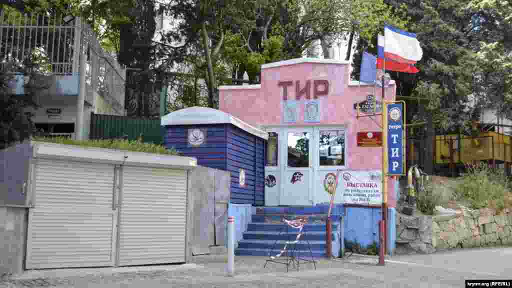 Над видовой площадкой остался раритетный символ советской эпохи – тир ДОСААФ, который не изменился с момента постройки