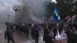Під Верховною Радою палили димові шашки (відео) Під Верховною Радою палили димові шашки (відео)