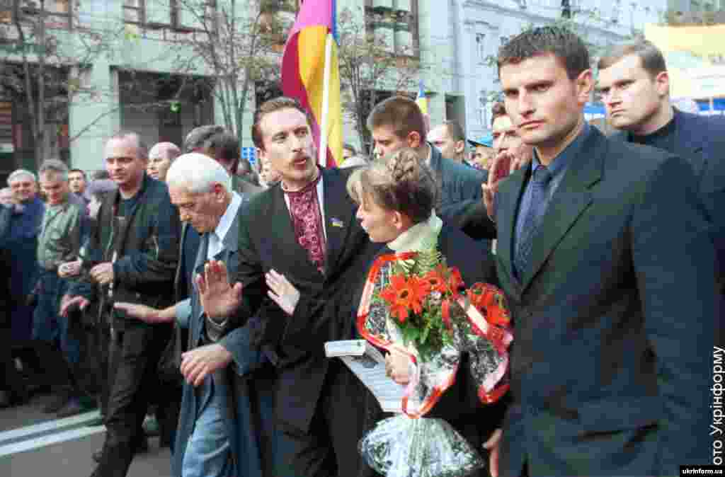 В акції «Повстань, Україно!» активну участь узяли лідери і представники БЮТ – Блоку Юлії Тимошенко. На фото: народний депутат України Юлія Тимошенко під час акції протесту. Київ, 16 вересня 2002 року