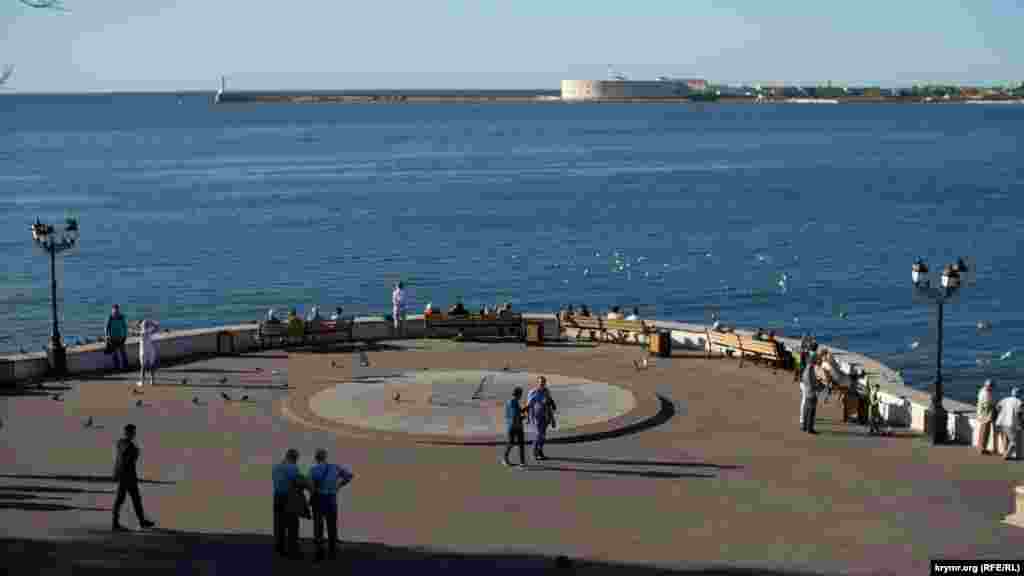 Окончание сезона в Севастополь нередко приходит лишь в ноябре. Температура воды в море еще позволяет совершать бодрые заплывы 