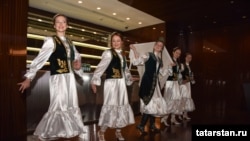 Татарский танец в исполнении девушек татарской диаспоры в Лондоне во время встречи с президентом Татарстана Рустамом Миннихановым 26 ноября 2018 года