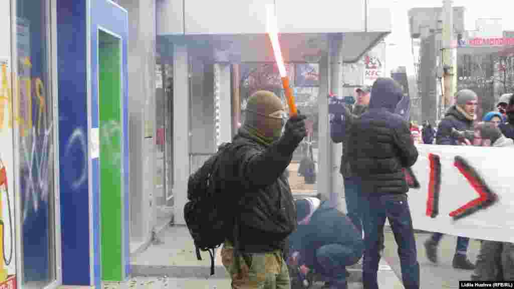 Багато з учасніків «Сі14» – футбольні фанати ФК «Динамо». На акціях регулярно палають фаєри