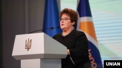 Народний депутат Олена Ледовських виступає під час з’їзду партії «Народний фронт»