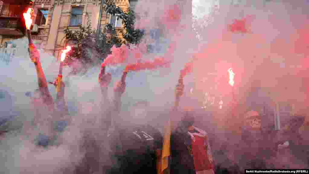 Учасники запалили фаєри і дими  