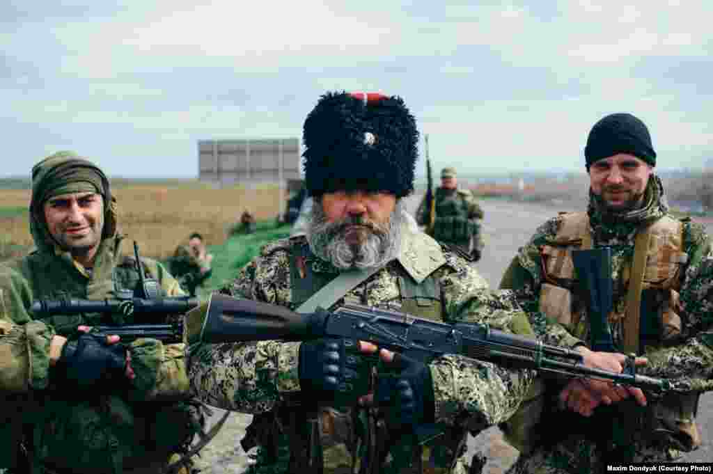 20 апреля. Российская военизированная группа "Волчья сотня" блокирует дорогу у блокпоста на трассе Харьков – Ростов-на-Дону.