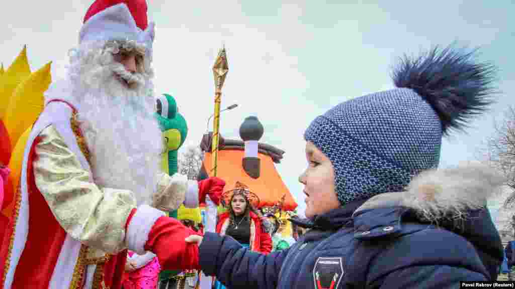 Для детворы такое количесвто Дедов Морозов – отличный шанс попросить побольше подарков