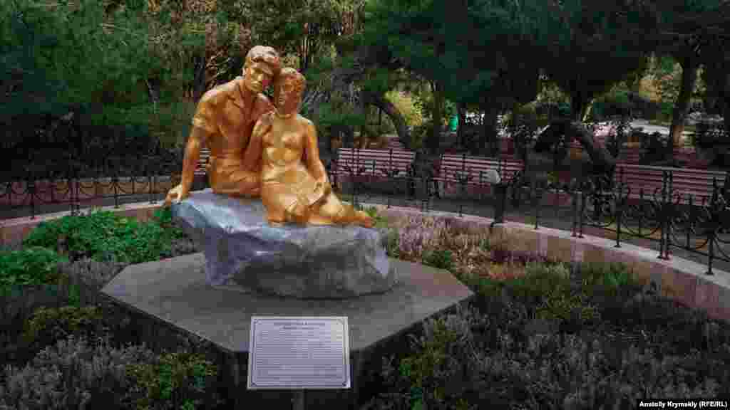 Скульптурная группа «Влюбленные» появилась в парке в 1965 году. Посвящена, как гласит надпись на табличке, конкретным молодым людям: Марусе и ее возлюбленному, жившим в имении «Форос» в царские времена. Судьба их печальна: девушка заболела накануне собственной свадьбы и умерла, а жених пережил ее на 3 дня. Оба похоронены на кладбище соседнего села Береговое