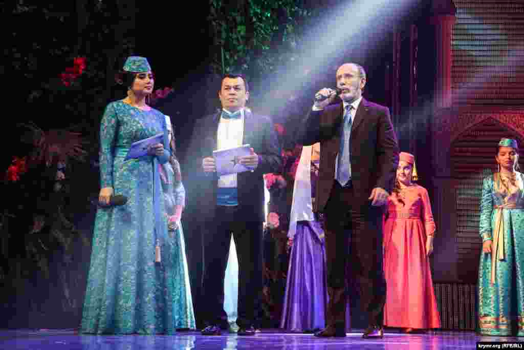 Муфтий Крыма Эмирали Аблаев сказал, обращаясь к участникам и организаторам действа: «Конечно, у каждого народа бывают тяжелые дни, но и они пройдут и наступят дни радости, такие, как «Татлы сес»