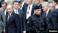 Президент России Владимир Путин и президент Сербии Томислав Николич на военном-параде по случаю освобождения Белграда