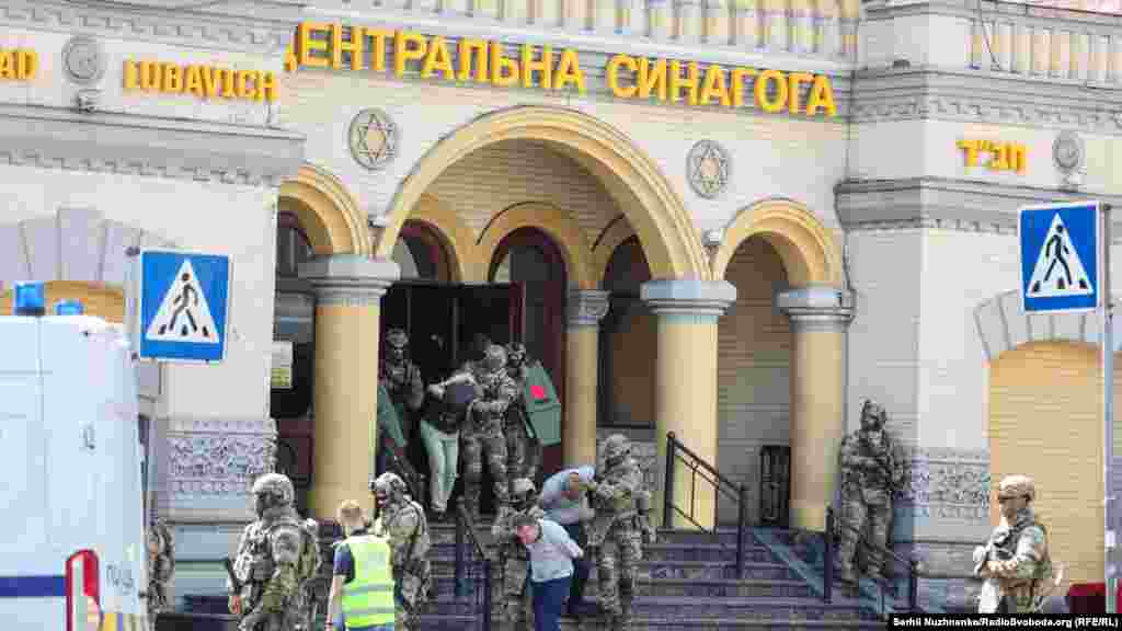 «Звільнення» синагоги тривало приблизно півтори години. Бійці антитерористичного центру СБУ зайшли до будівлі через прилегле кафе і через 10 хвилин почали виводити «терористів» 