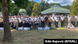 Після того, як численні офіційні особи з Боснії і Герцеговини та світу поклали квіти біля Меморіального каменя в Поточарі (місцевість біля міста Сребрениця), відбулися полуденна, п'ятнична та заупокійна молитви