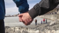 Жители Екатеринбурга "обняли" городской пруд Жители Екатеринбурга "обняли" городской пруд