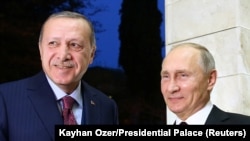 Реджеп Тайїп Ердоган (л) і Володимир Путін (унизу праворуч) під час зустрічі в Сочі, 13 листопада 2017 року