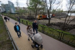 Будівельні роботи з облаштування парку біля озера на проспекті Романа Шухевича