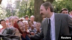 Олександр Лукашенко під час виборчої кампанії 1994 року. Ще не президент. 10 липня 1994 року