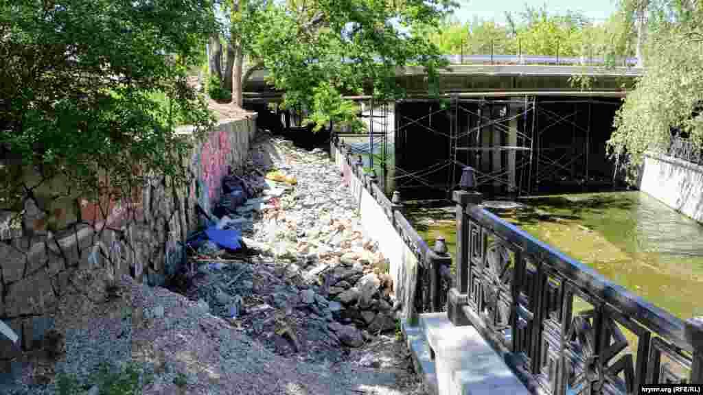 На противоположной стороне набережная завалена строительным мусором