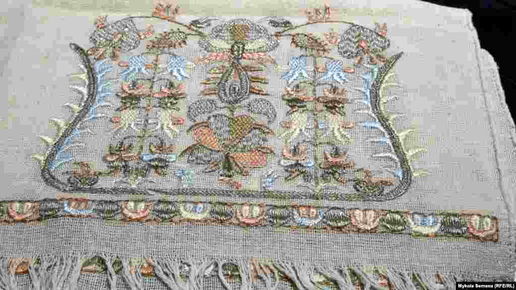 Фрагмент полотенца, выполненный в технике глухой двусторонней татарской глади. Автор – Хатидже Юнусова