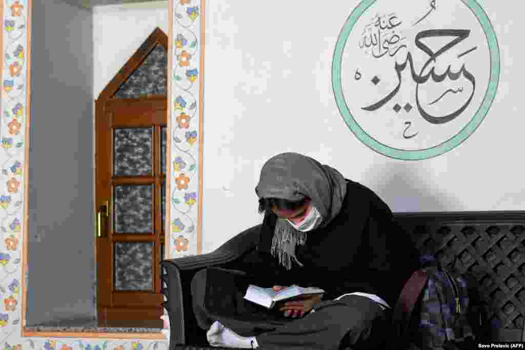 Подгорица, Черногория. Женщина молится в мечети Османагич 