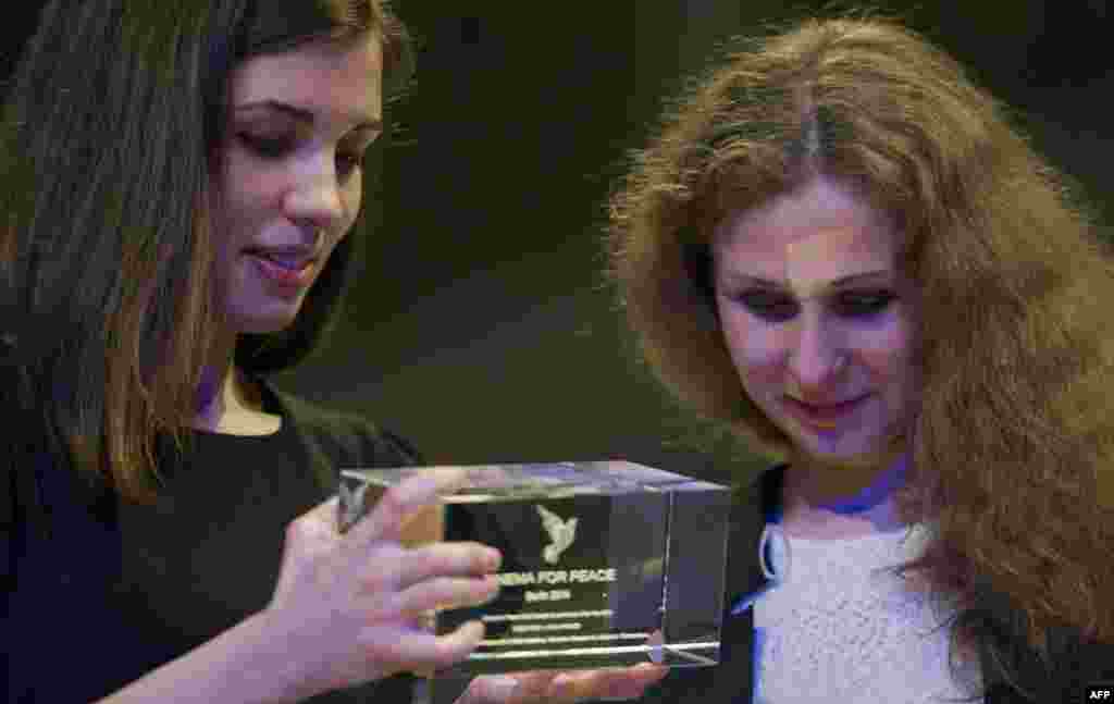 Надежда Толоконникова и Мария Алехина на кинофестивале в Берлине, где Pussy Riot получили награду "Кино за мир" за участие в фильме британского продюсера Майкла Лернера и российского документалиста Максима Поздоровкина "Пусси райот: панк-молебен".