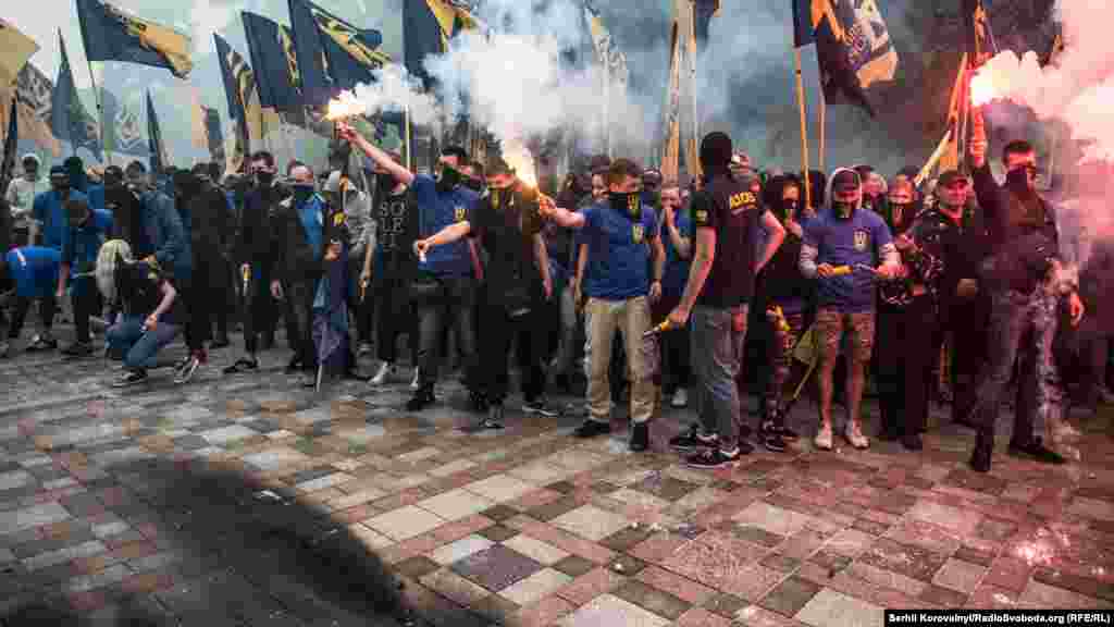 Перший комбат «Азову» Андрій Білецький заявив, що акція є мирною, і будівлю парламенту ніхто не збирається штурмувати… але все може бути, якщо вимоги активістів будуть проігноровані