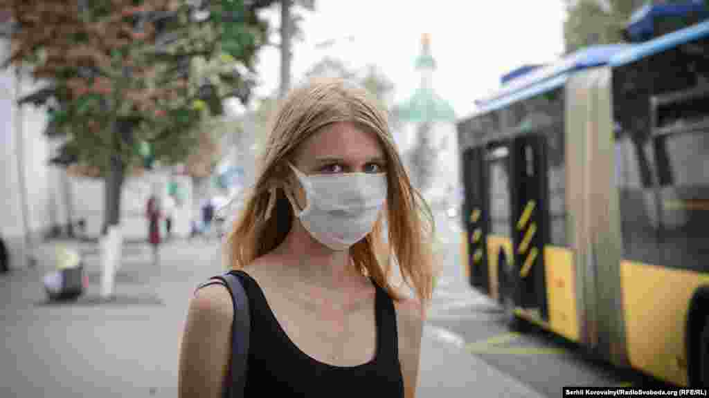 На фото: киянка у марлевій пов'язці Людям рекомендують обмежити перебування на відкритому повітрі, уникати тривалого перебування на відкритому повітрі рано-вранці і в найспекотніший час доби. Крім того, радять тримати вікна зачиненими, особливо вночі і рано-вранці. Також СЕС радить використовувати у побуті і на робочих місцях системи кондиціонування й очищення повітря, проводити вологе прибирання