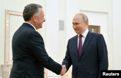 Президент Росії Володимир Путін вітає посланника президента США Дональда Трампа Стіва Віткоффа під час зустрічі в Москві, Росія, 25 квітня 2025 року