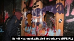 Під час акції на підтримку ув'язненого громадського активіста Сергія Стерненка пошкодили стіни та вікна Офісу президента України. Київ, 20 березня 2021 року