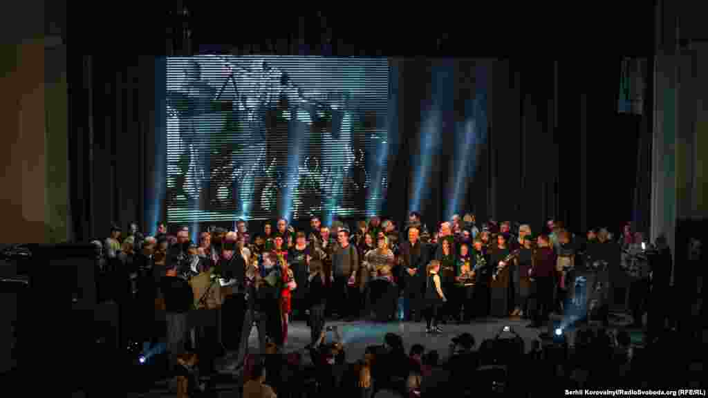 Родини героїв на сцені. На церемонію нагородження запросили близько 140 людей