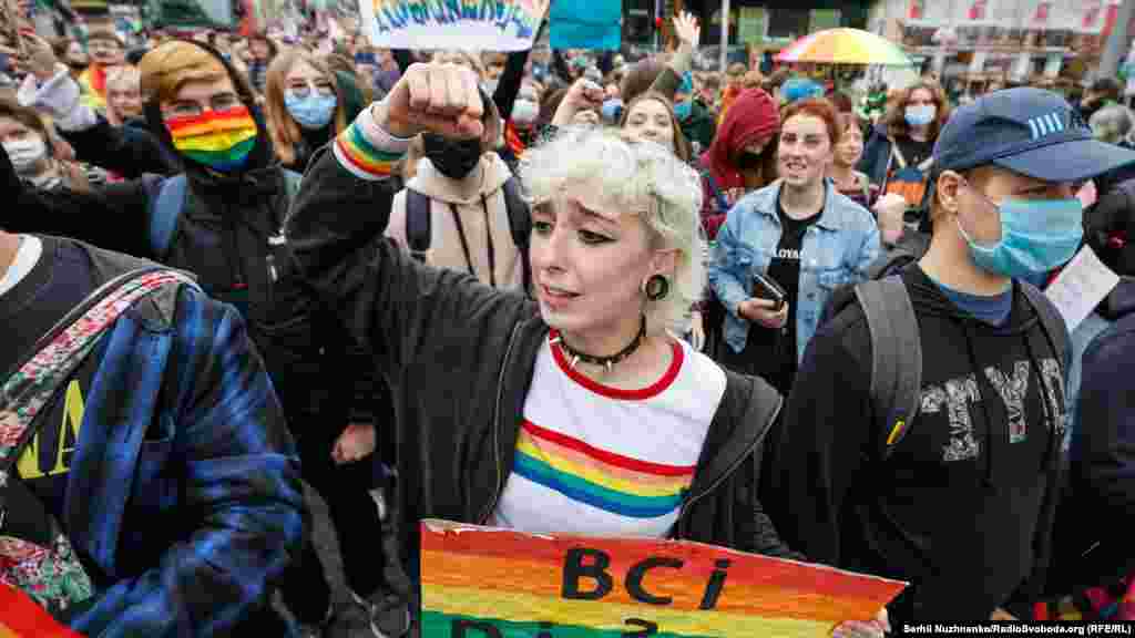 Учасники маршу скандують: «Країна для всіх. Закони для життя. Держава для безпеки»