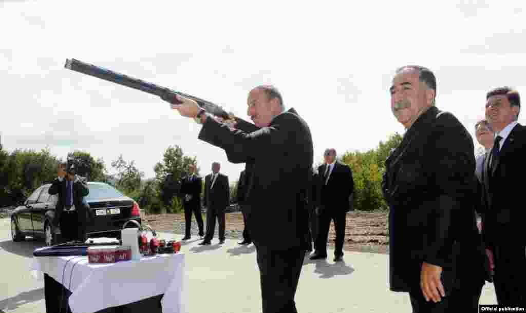 Президент Азербайджану Ільгам Алієв прицілюється з гвинтівки в стрілецькому центрі на півночі країни. 2012 рік