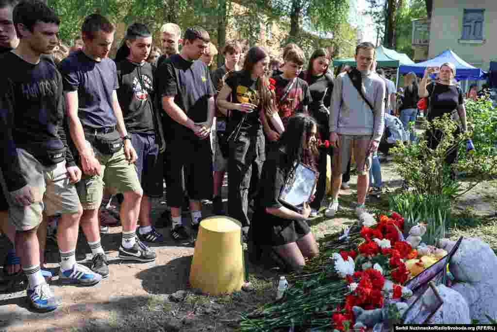 Друзі Данила біля меморіалу