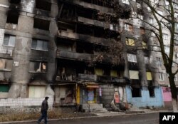 Мужчина проходит возле разрушенного жилого дома. Шахтерск, декабрь 2014 года