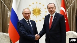 Президент Росії Володимир Путін (ліворуч) та президент Туреччини Реджеп Тайїп Ердоган (праворуч)